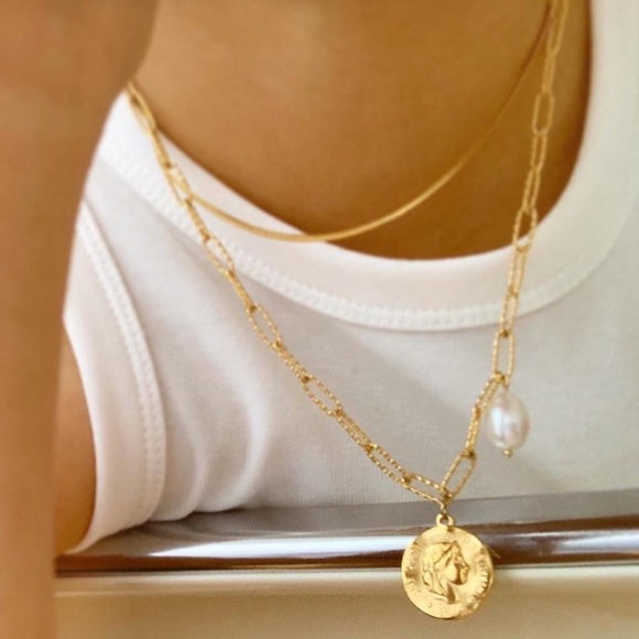 Elizabeth pearl Necklace with Hammered Chain - Picture 4 of 5